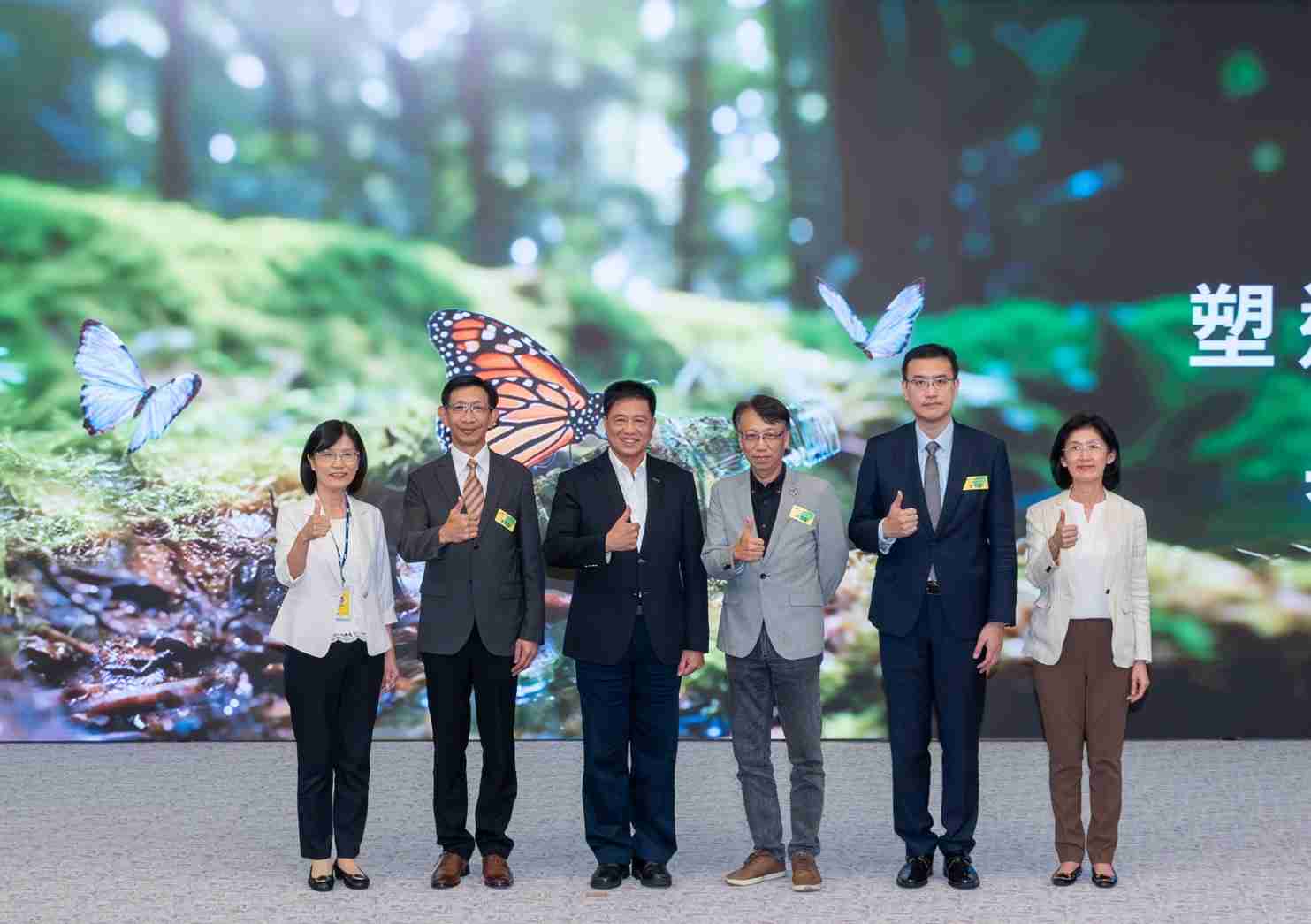 友達2023 CSR共榮大會，，，邀請領域專家分享交流生物多樣性管理趨勢、、、、無塑產品、、、、海廢永續塑料等議題  （圖左到右：友達光電永續長古秀華、、、、3M台灣技術長陳君杰、、、友達光電董事長暨集團策略長彭双浪、、光寶科技企業永續發展處處長陳慶暉、、安永聯合會計師事務所執業會計師曾于哲、、、友達光電供應鏈總部副總經理吳宜芳）