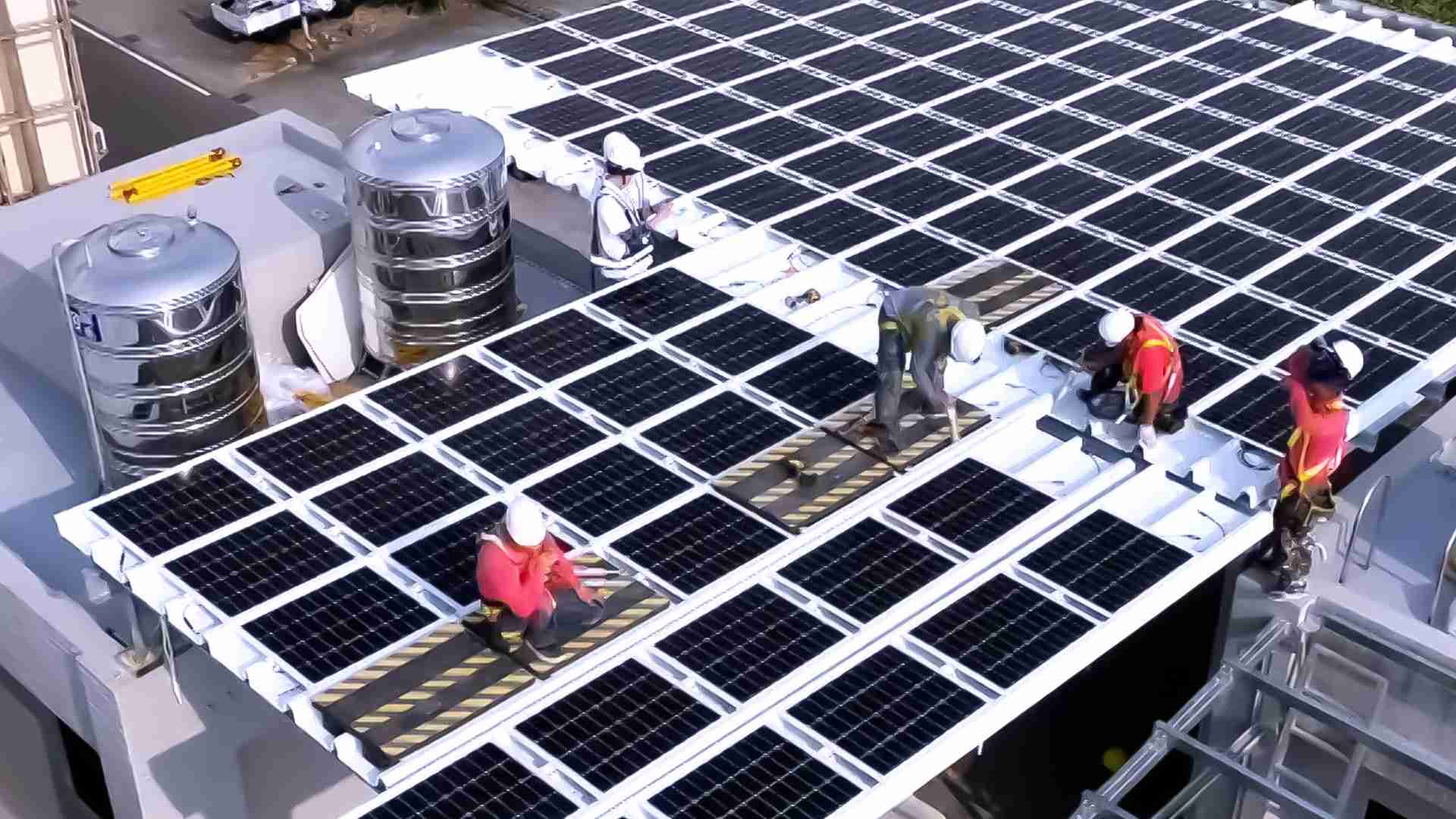 人生就是博着力于替代能源之技术研发，，如光电浪板的相关制程、、设备与产品，，，其中所开发之光电整合型浪板，，，，减少传统金属支架安装，，更提升耐候度，，可广泛运用于多元场域，，，并辅助建筑达到净零碳排目标