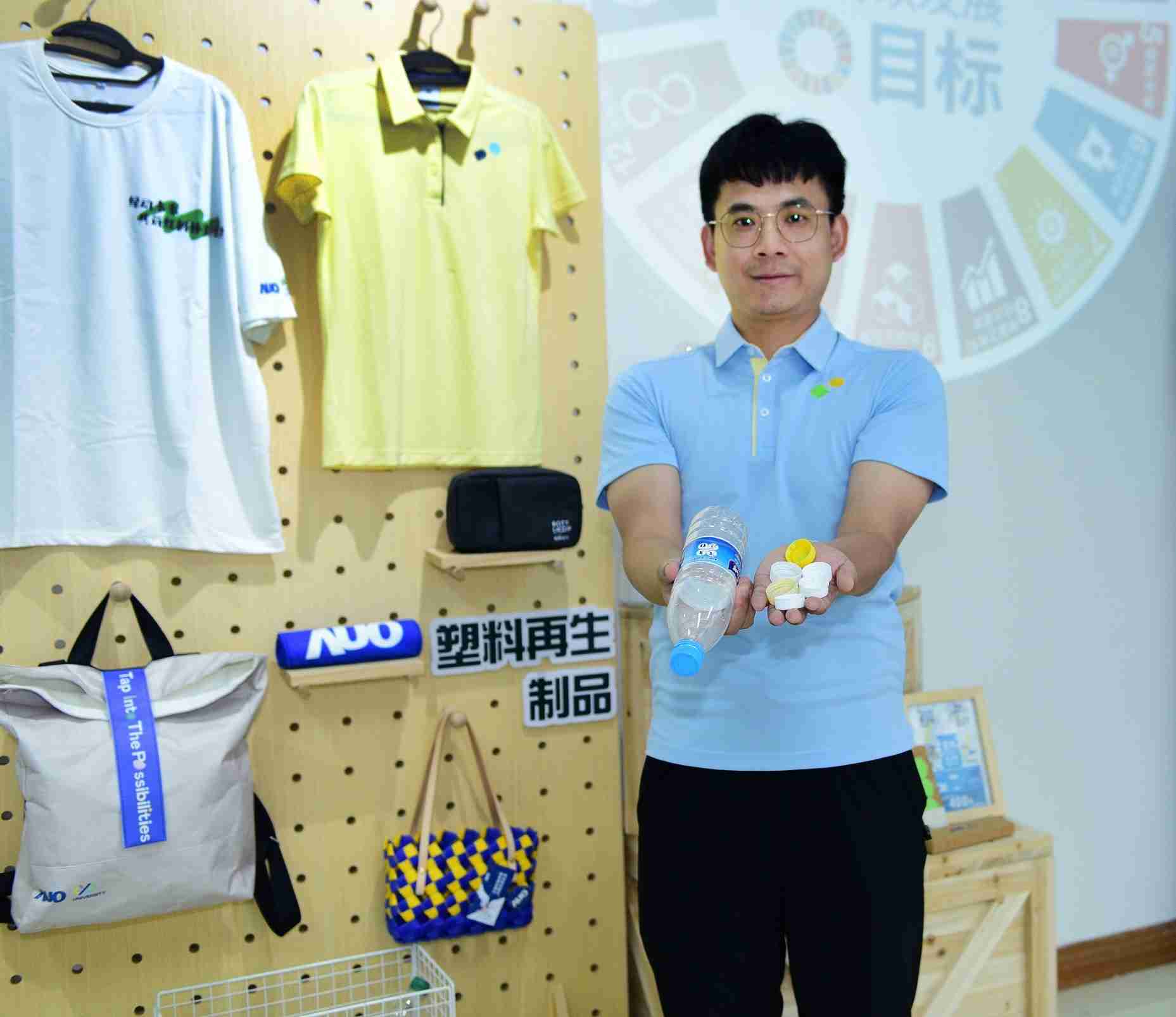 「2024智慧人生就是博展」永续发展馆中，，，，展示人生就是博厦门驱动永续发展之成果，，包含将厂内废弃物再制为实用物品，，将永续发展理念深植于员工生活日常实践