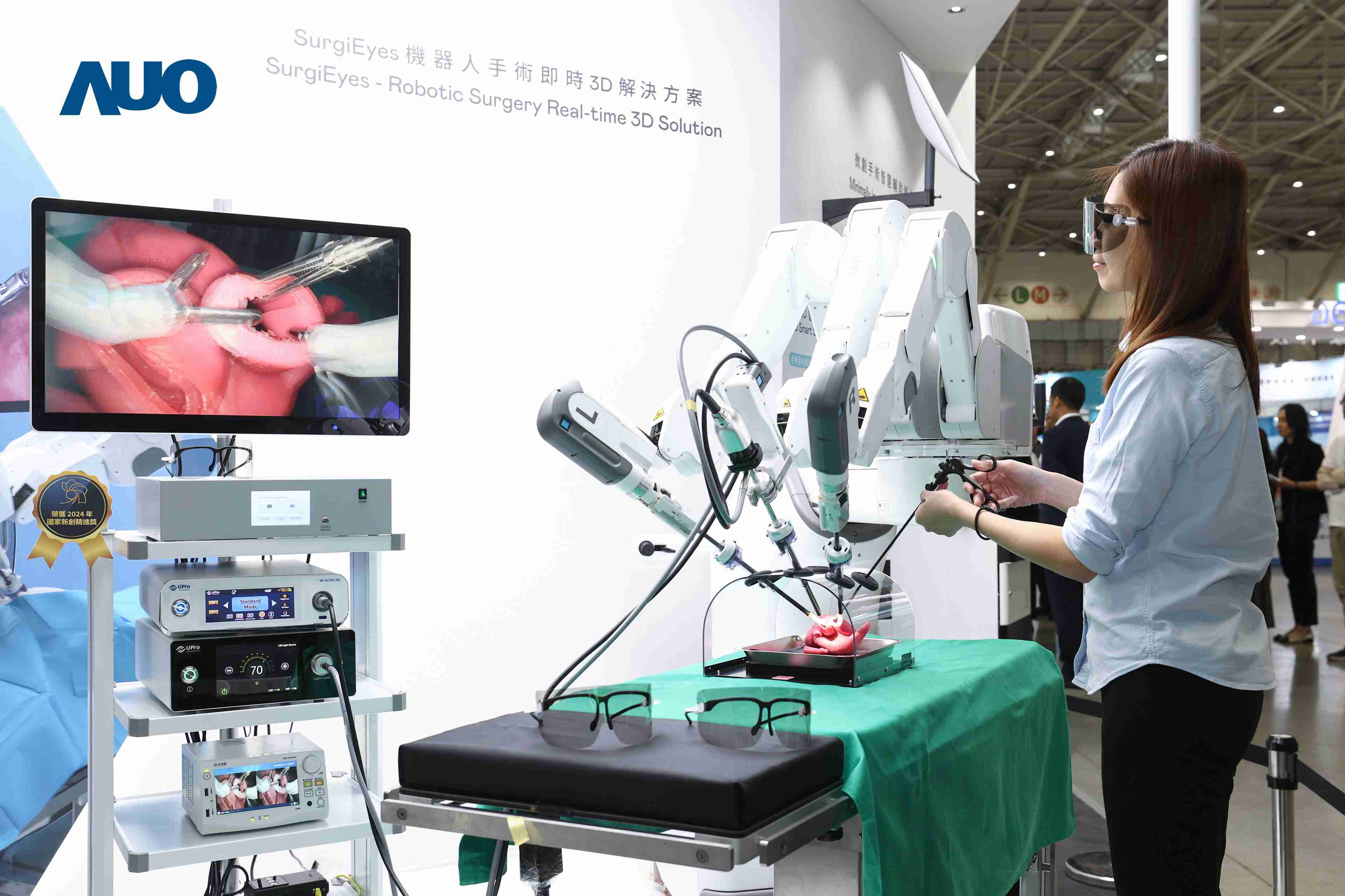 达擎以领先的3D显示技术推出〝SurgiEyes机器人手术实时3D解决方案〞，，，整合先进3D图像处理与独家3D垂直宽视角、、广色域的显示技术，，手术团队可实时同步主刀医师视角看到清晰3D影像，，提升沟通效率与安全性。。。