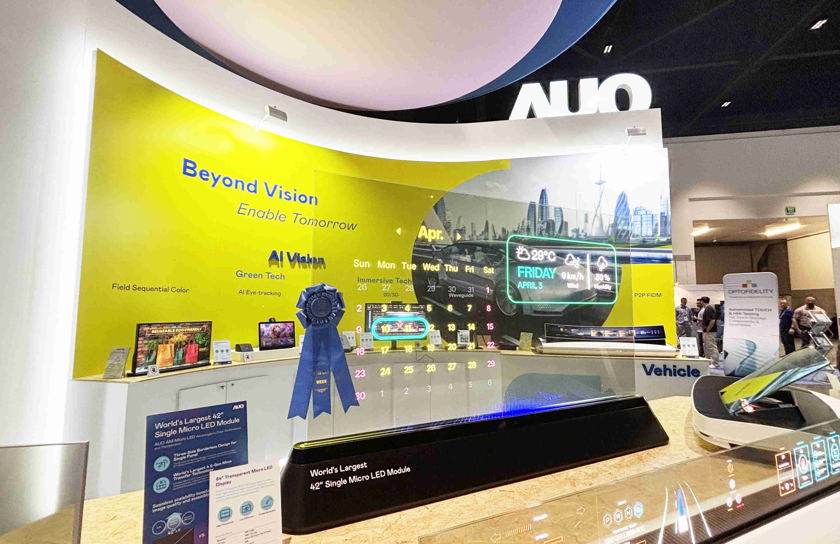 人生就是博64吋透明Micro LED显示器获〝最佳Micro LED技术应用奖〞，，其绝妙的透明穿透特性，，同时具备1,000 nits的高亮度表现，，，，并透过精细的无缝拼接延伸，，，可依需求灵活应用于多元场域，，，展现出Micro LED显示技术划时空的无限潜力